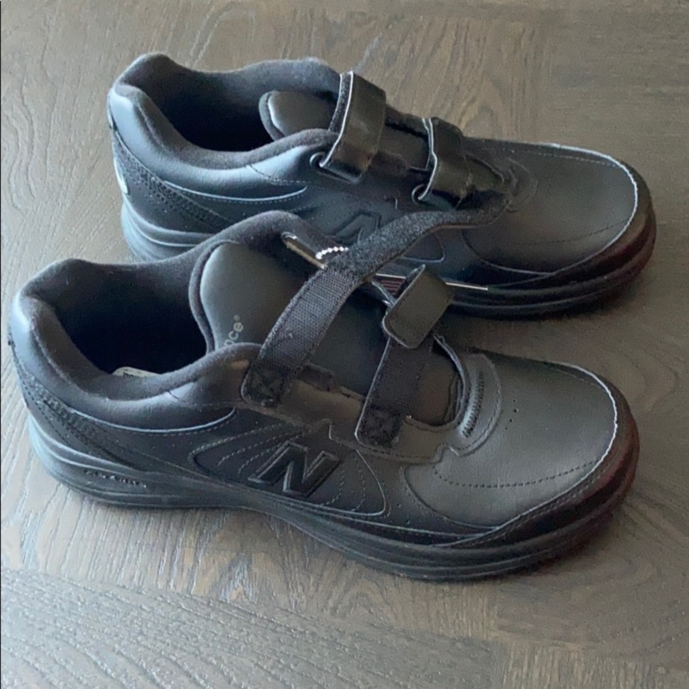 NEW balance men’s black walking shoes